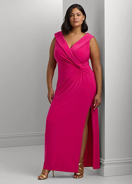 In questa immagine un abito da cerimonia curvy 2024 fucsia firmato Ralph Lauren 