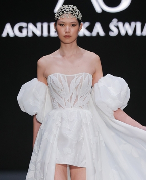 Abiti da sposa Agnieszka Światly 2025, stile glamour e romantico