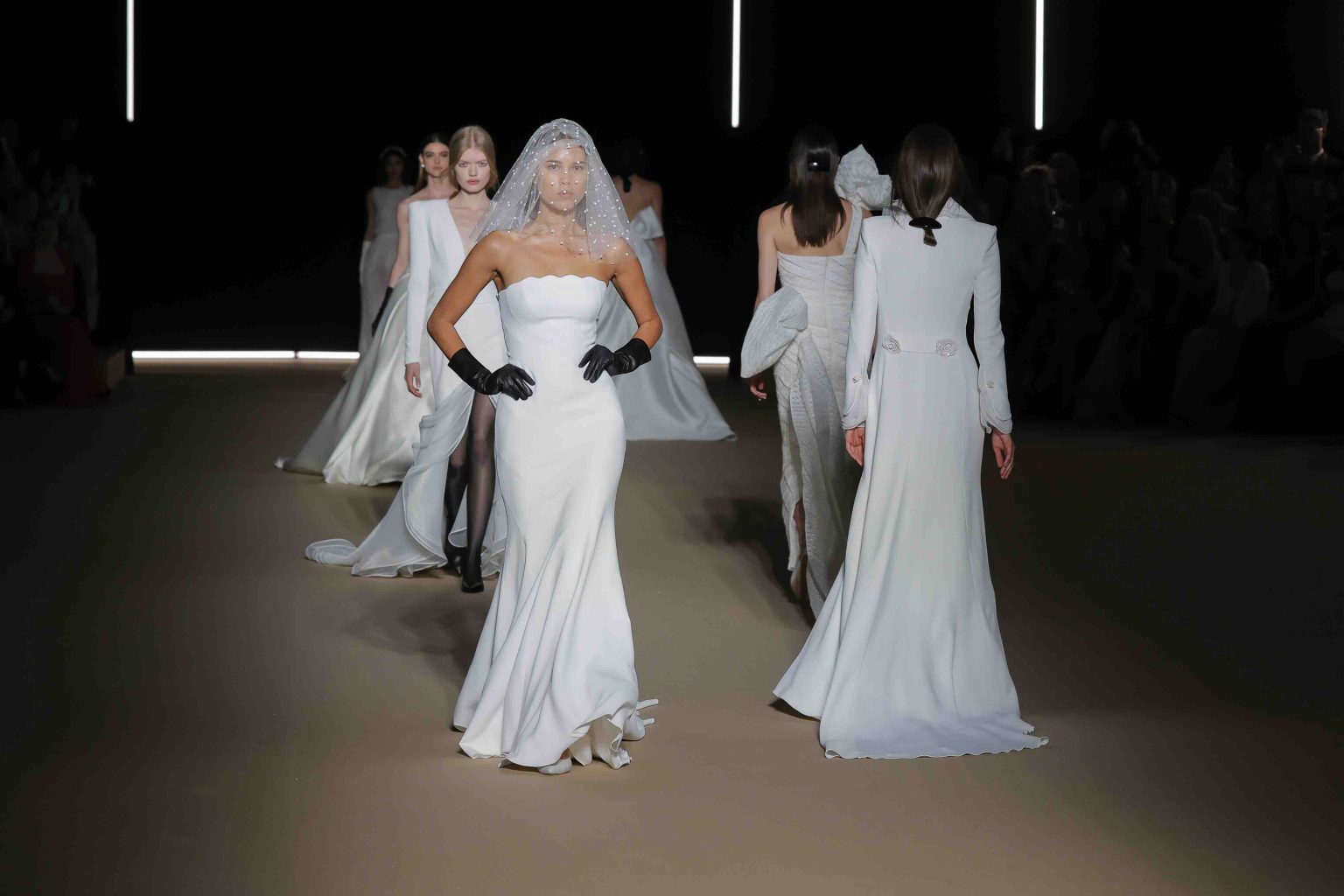 Abiti da sposa Atelier Pronovias 2025, d'ispirazione contemporanea