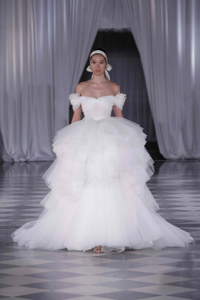 In questa immagine un abito da sposa con gonna in tulle. 