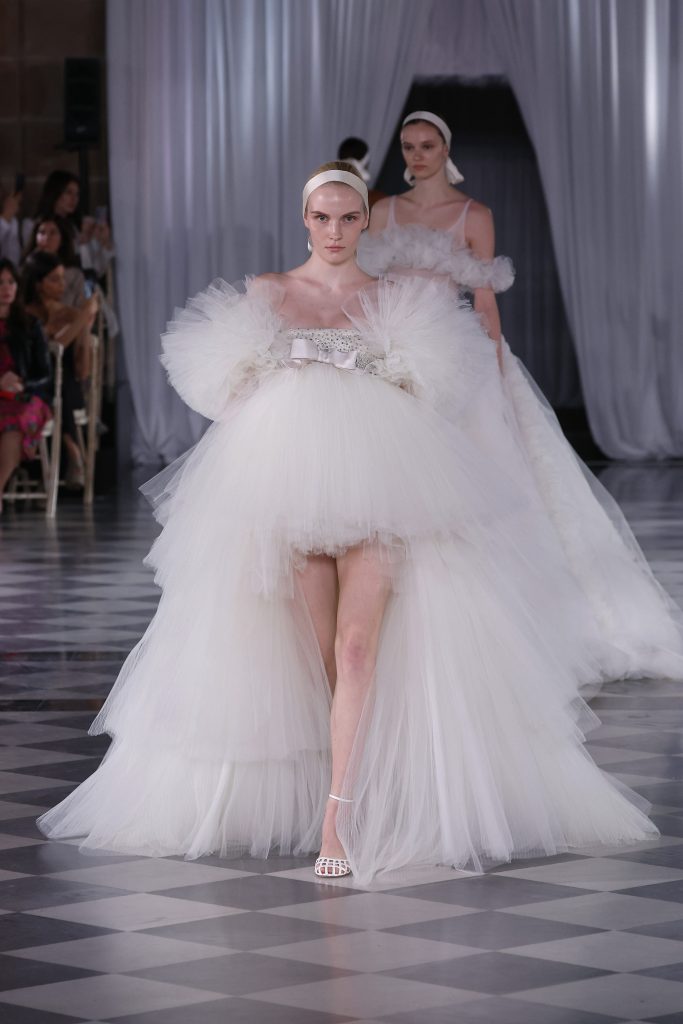 In questa immagine un abito da sposa con gonna corta in tulle. 