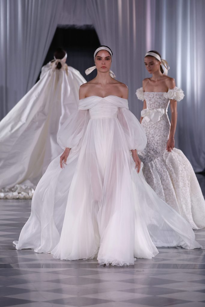 In questa immagine un abito da sposa Giambattista Valli 2025 con maniche balloon. 