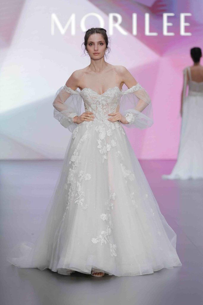 In questa immagine un bridal dress con dettagli floreali in 3D e maniche staccabili. 