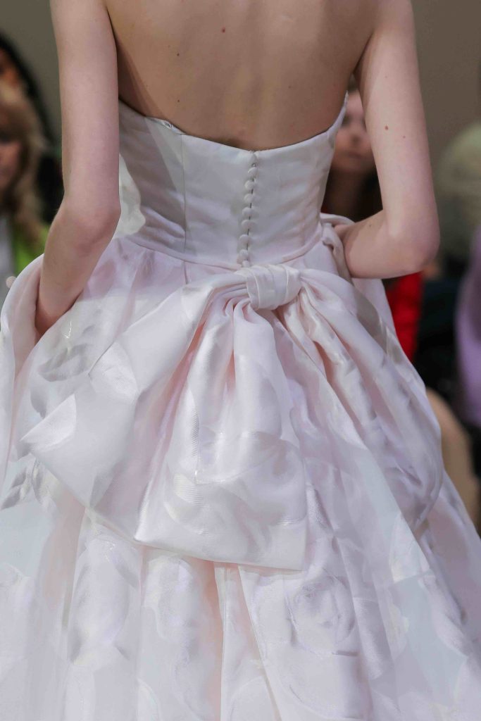In questa immagine un abito da sposa Morilee 2025 con maxi fiocco sul retro. 