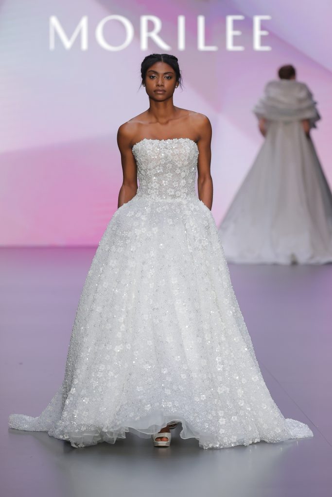 In questa immagine un bridal dress con dettagli floreali in 3D. 