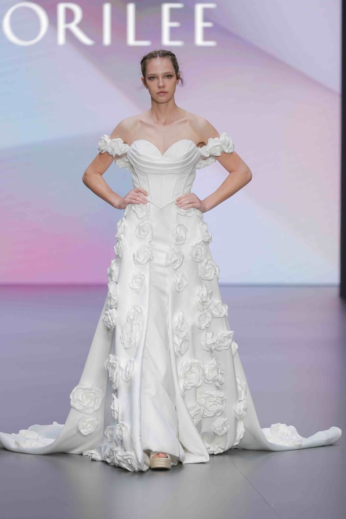 In questa immagine un bridal dress con rose in 3D. 