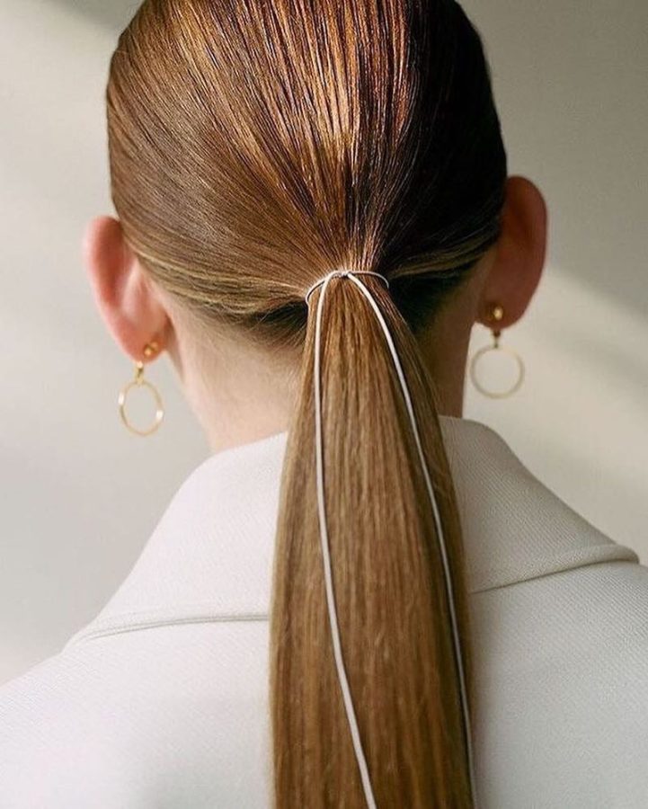 In questa foto una ponytail minimal con un nastrino sottile