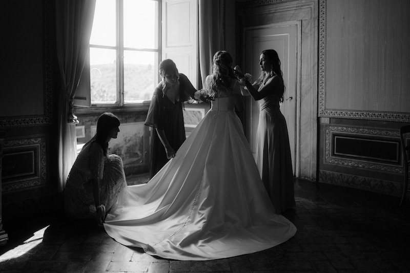 In questa foto in bianco e nero di Alessio Bazzichi un momento della preparazione della sposa con le sue damigelle