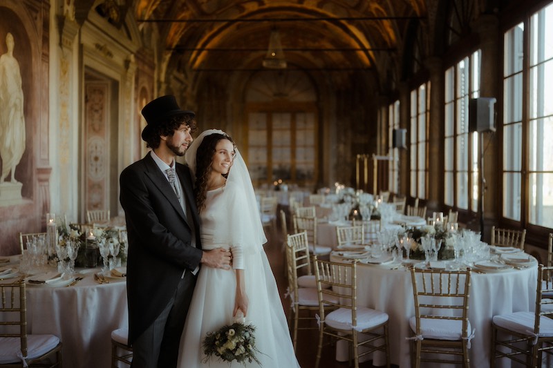 In questa foto di Alessio Bazzichi due sposi posano in una sala ricevimenti allestita per il loro matrimonio