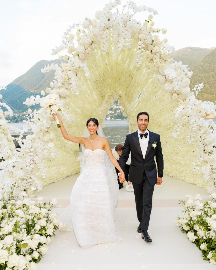 In questa foto un allestimento di matrimonio civile al lago 