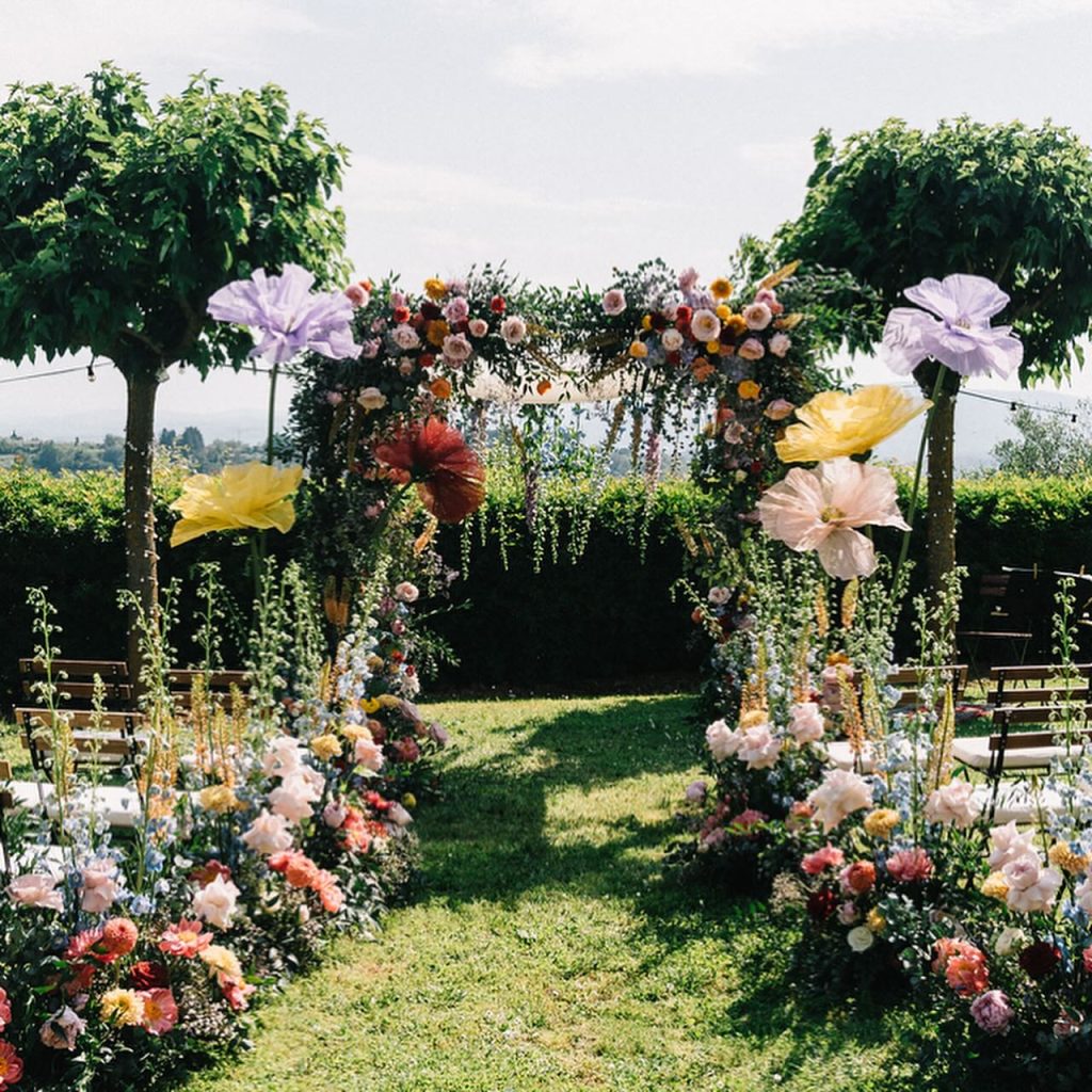 In questa foto un allestimento di matrimonio civile con fiori giganti 