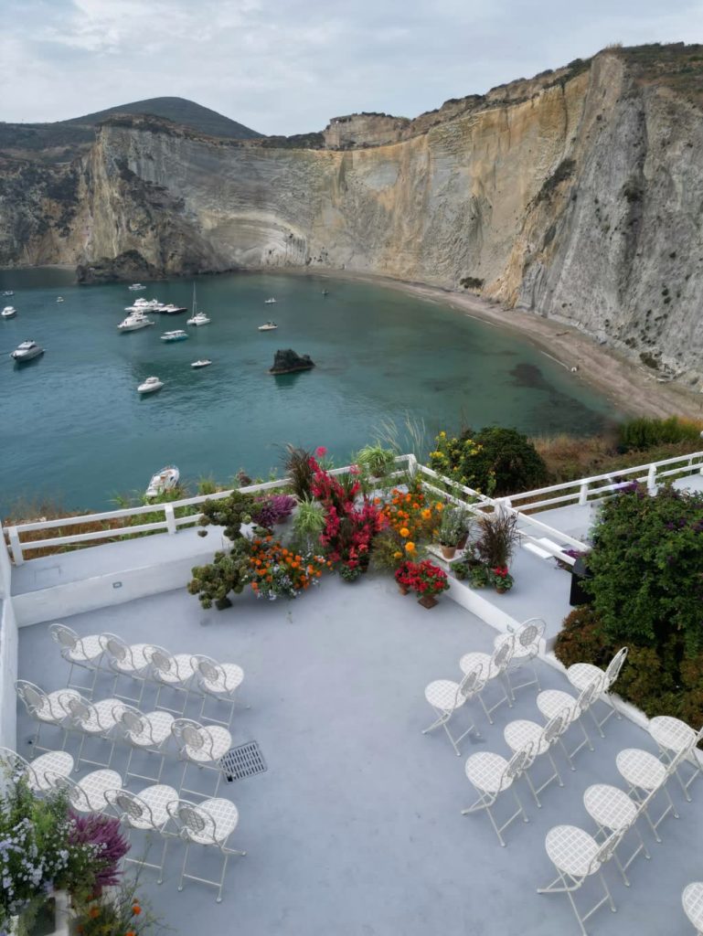 In questa foto un allestimento di matrimonio civile anna chiatto con vista mare