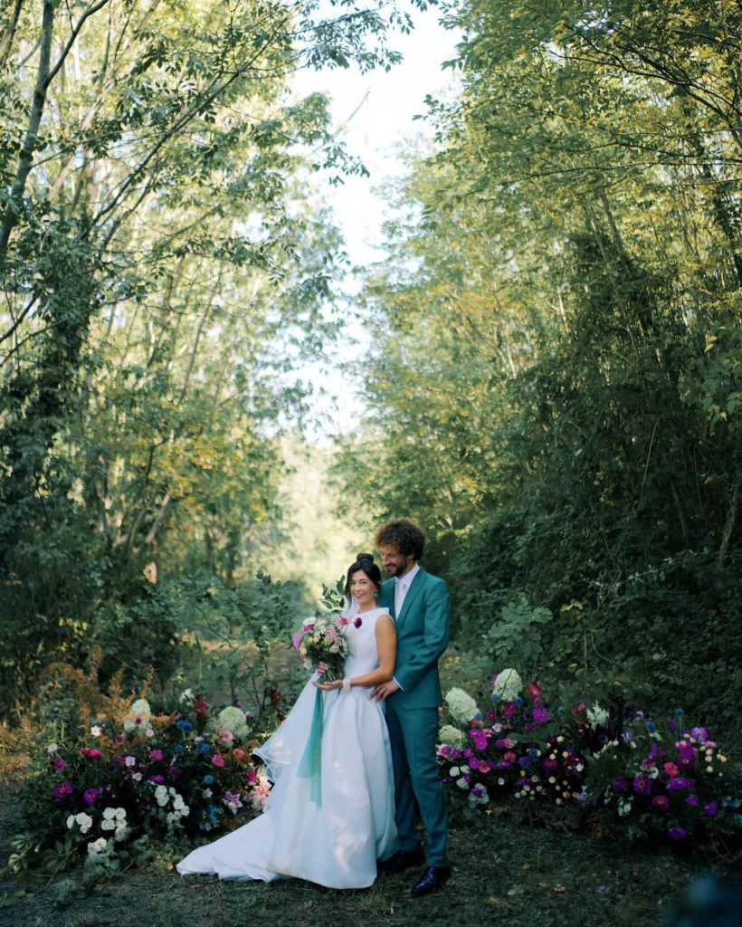 In questa foto un allestimento di matrimonio civile nel bosco con fiori colorati