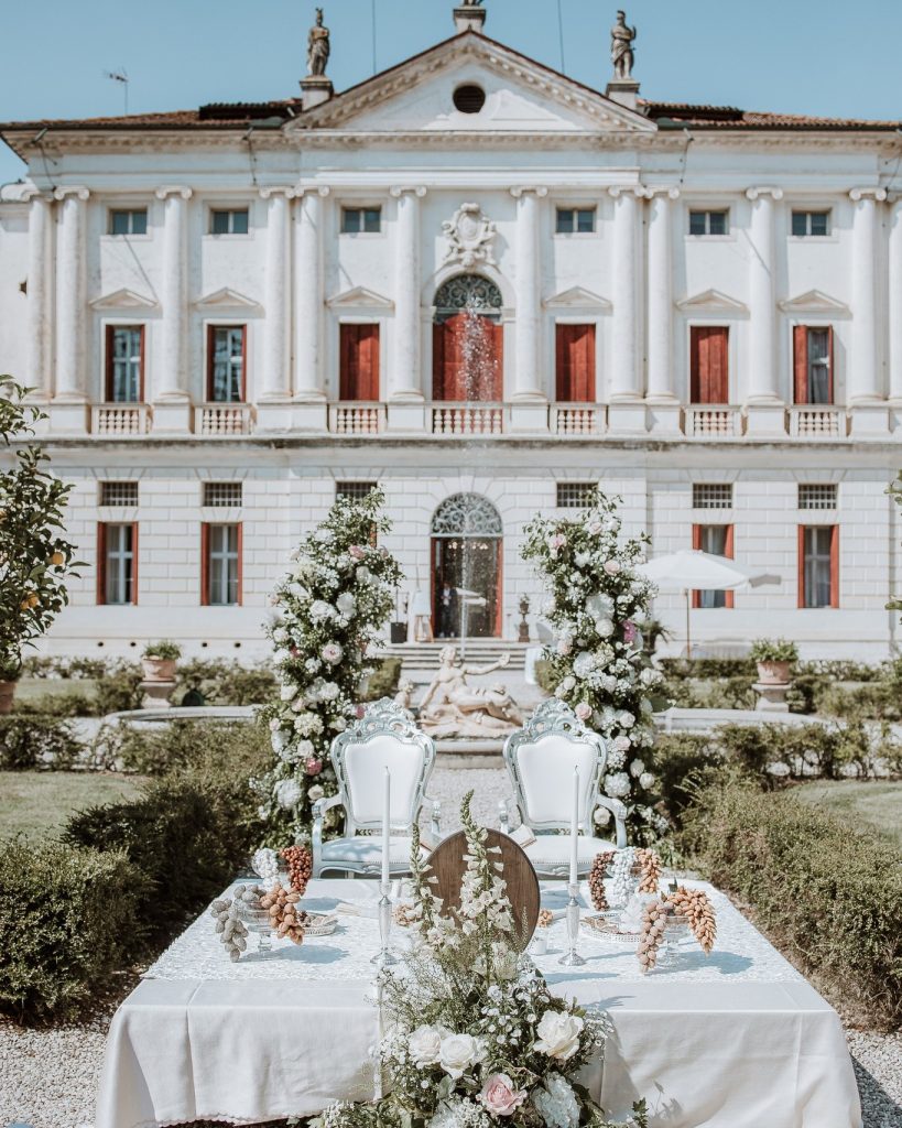 In questa foto un allestimento di matrimonio civile con sfondo villa