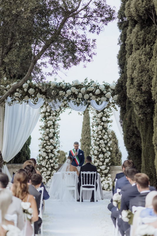 In questa foto un allestimento di matrimonio civile nina malvestiti