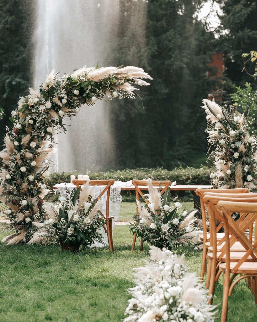 In questa foto un allestimento di matrimonio civile rurale con arco