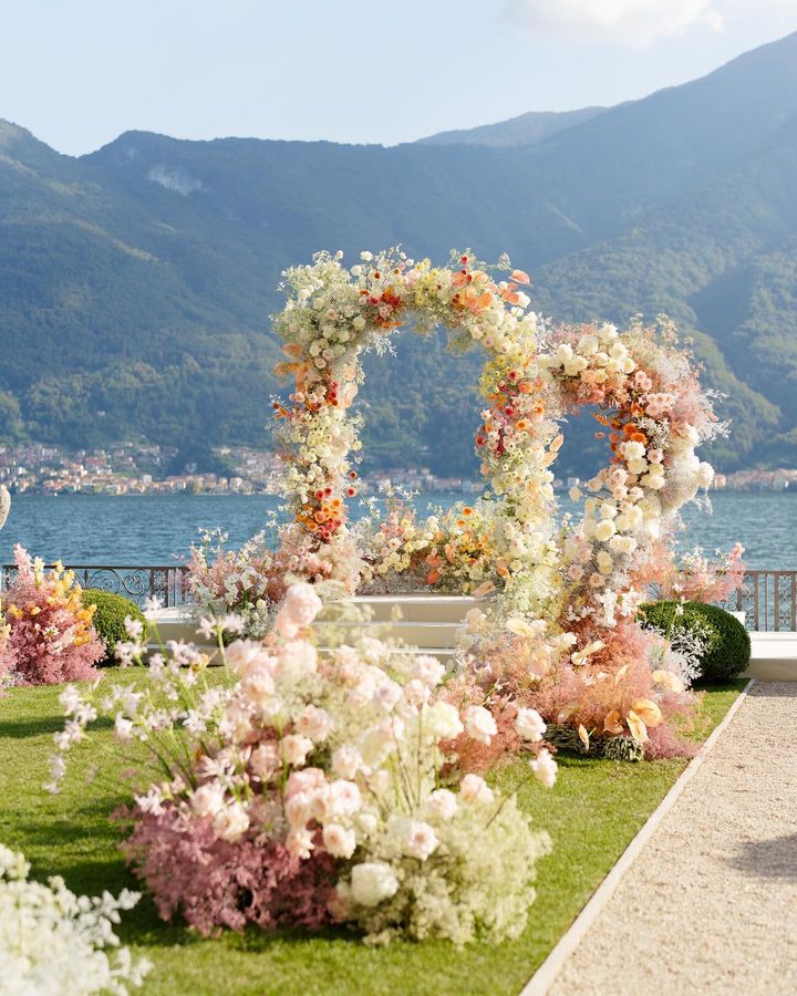 In questa foto un allestimento di matrimonio civile al mare 