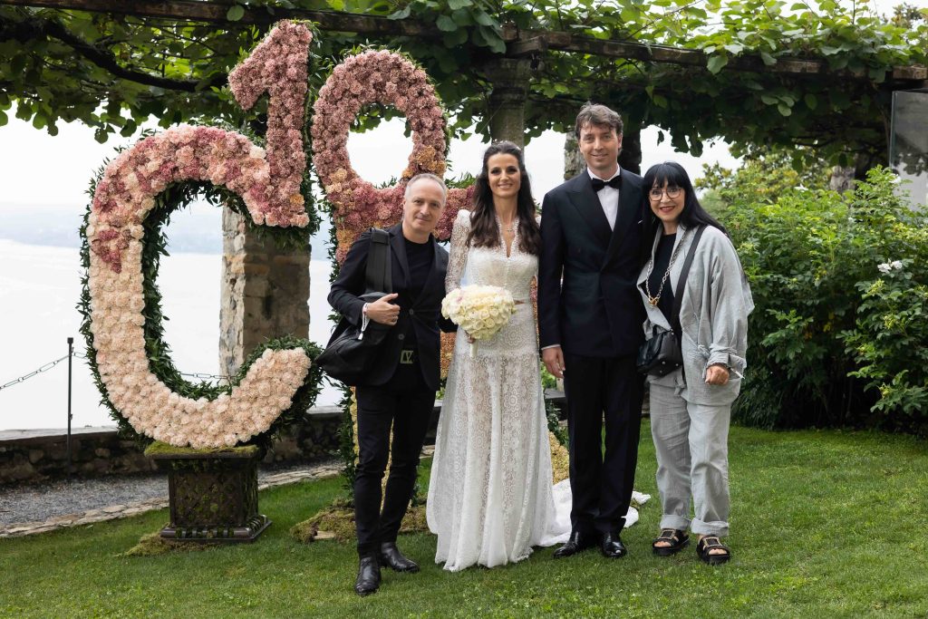 In questa immagine Riccardo Montolivo con la moglie Cristina De Pin, la stilista Elisabetta Polignano ed il marito. 