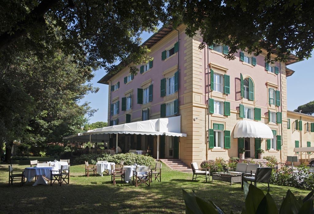 In questa foto l'augustus hotel per matrimoni sulla spiaggia a Forte dei Marmi.