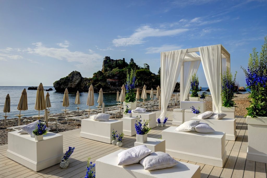 In questa foto il plage resort per matrimoni sulla spiaggia a Taormina.