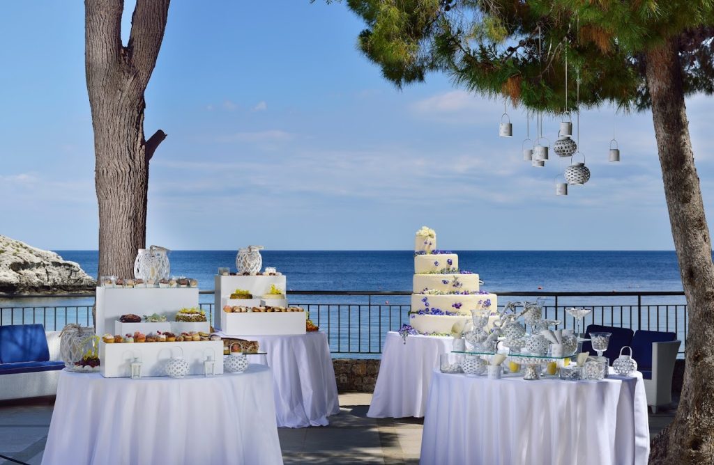 In questa foto il plage resort per matrimoni sulla spiaggia a Taormina.