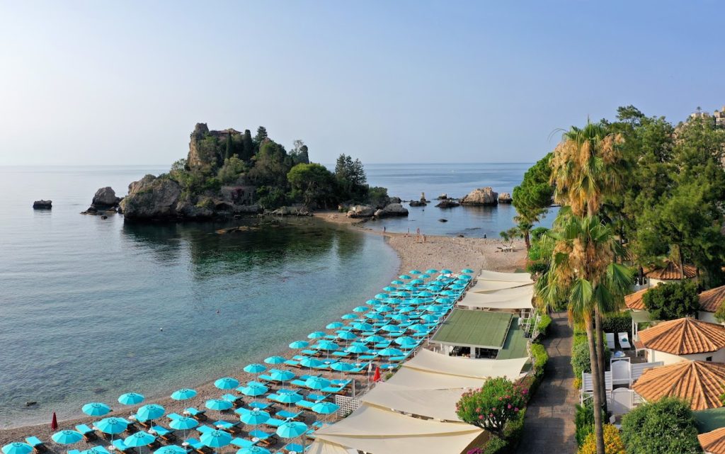 In questa foto il plage resort per matrimoni sulla spiaggia a Taormina.