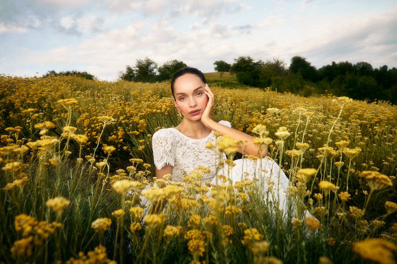 In questa foto la modella Luma Grothe posa in un campo di elicrisi indossando un abito della nuova linea Emé