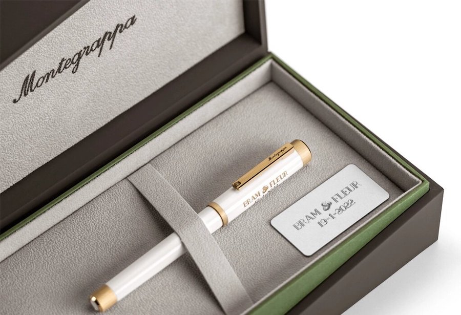 In questa foto una penna montegrappa: le penne per sposi e testimoni sono il perfetto regalo di matrimonio, in grado di unire tradizione e stile