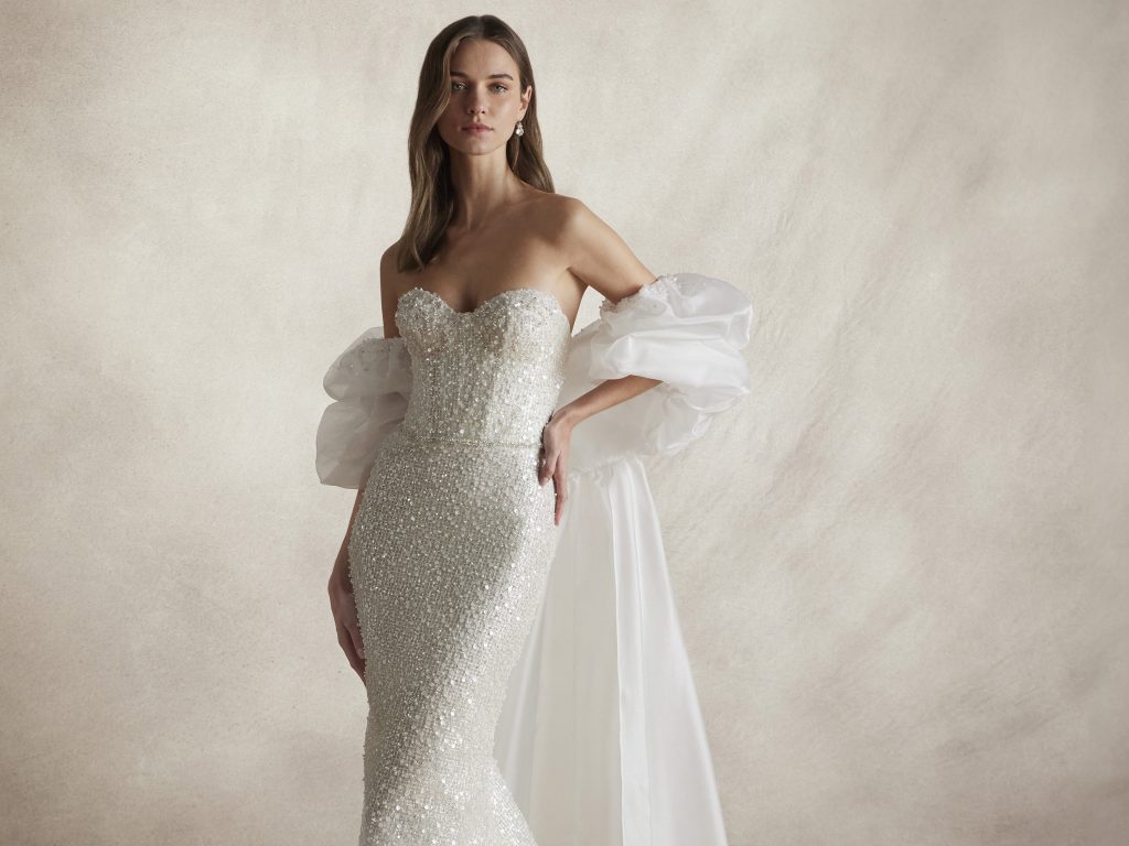 In questa foto la modella indossa un abito da sposa Nicole Couture 2025