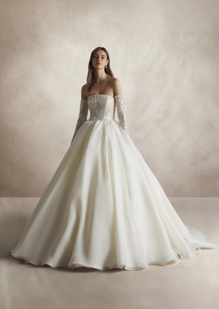 In questa foto la modella indossa un abito da sposa invernale nicole couture