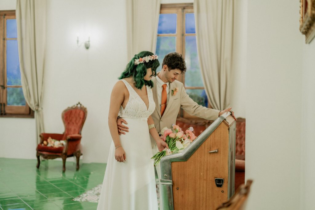 In questa foto gli sposi con giochi vintage al matrimonio organizzato da Simona Filastò