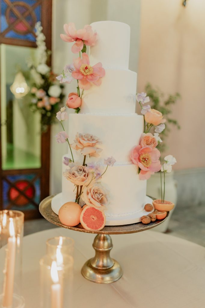 In questa foto una wedding cake con fiori