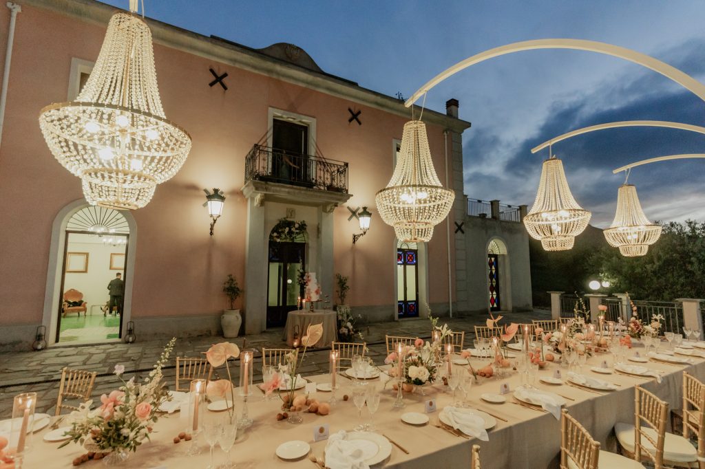 In questa foto il tavolo di sera del matrimonio organizzato da Simona Filastò