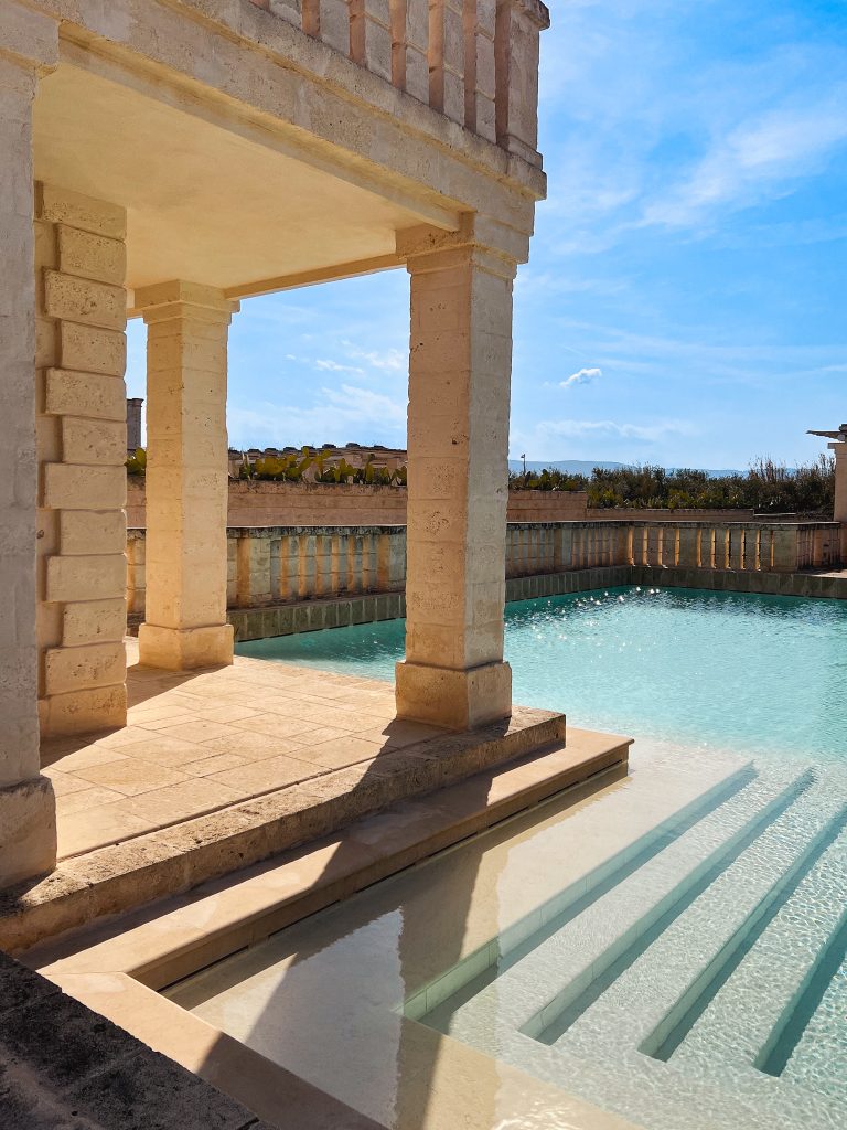 In questa foto borgo egnazia una location destination wedding italia