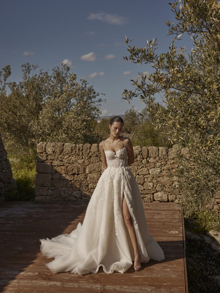 In questa foto la modella indossa un abito con spacco 2025 ricca sposa