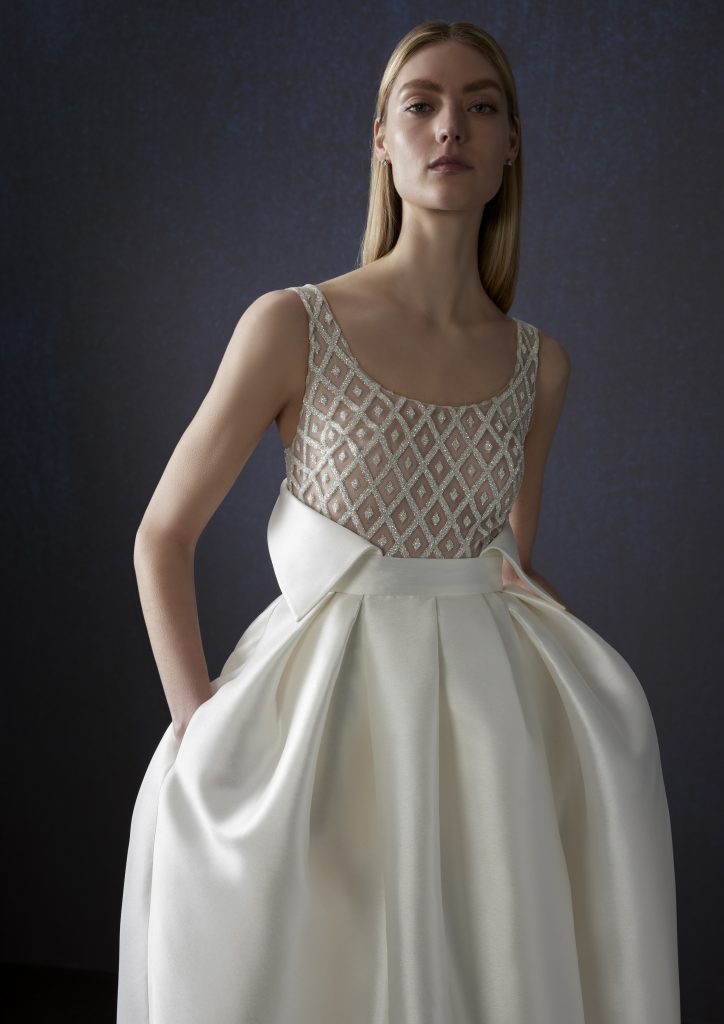 In questa foto la modella indossa un abito da sposa Atelier pronovias 2025