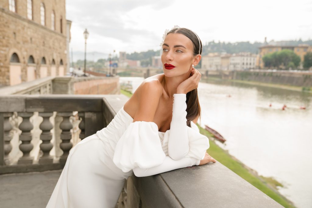 In questa foto la modella Ilaria Capponi posa sul Lungarno di Firenze per lo shooting fotografico di Sposi Magazine, scattato dalla fotografa internazionale Sara Sganga