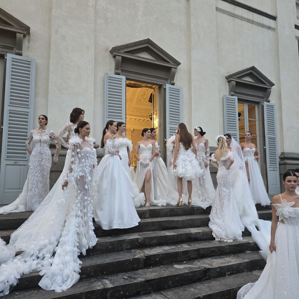 In questa foto modelle vestite in abiti da sposa al White Wedding Platform 2024 a Milano