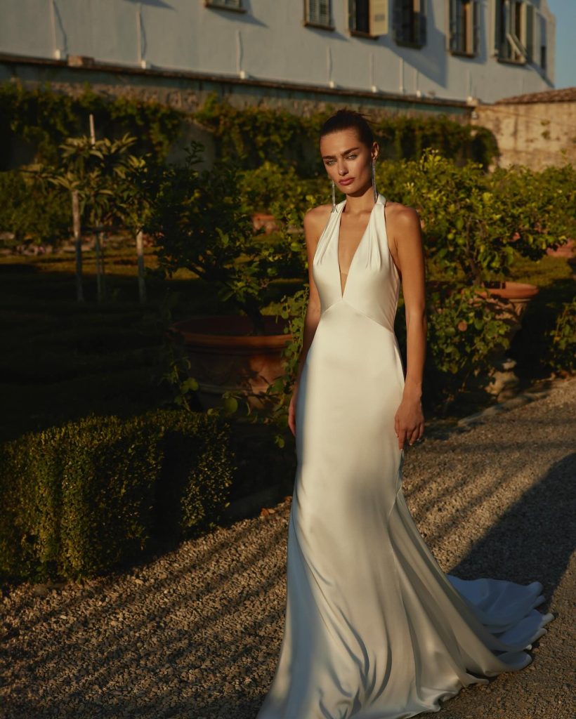 In questa foto un abito da sposa a sirena 2025 modeca