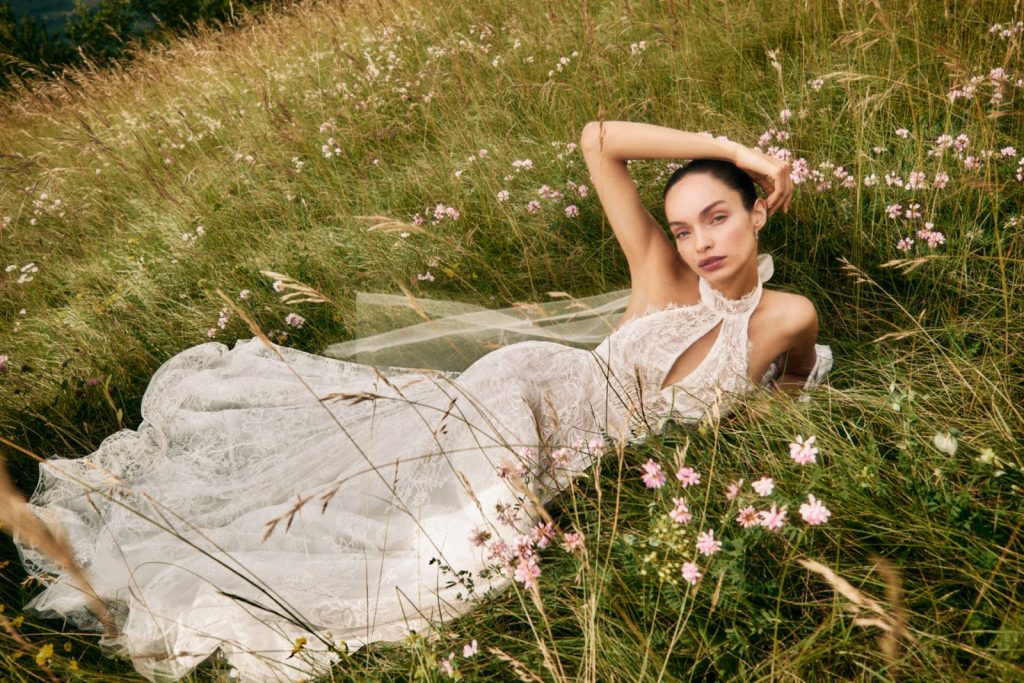 In questa foto la modella indossa un vestito da sposa 2025 Atelier Emè di pizzo