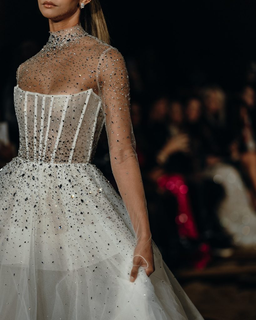 In questa foto la modella indossa un abito da sposa berta