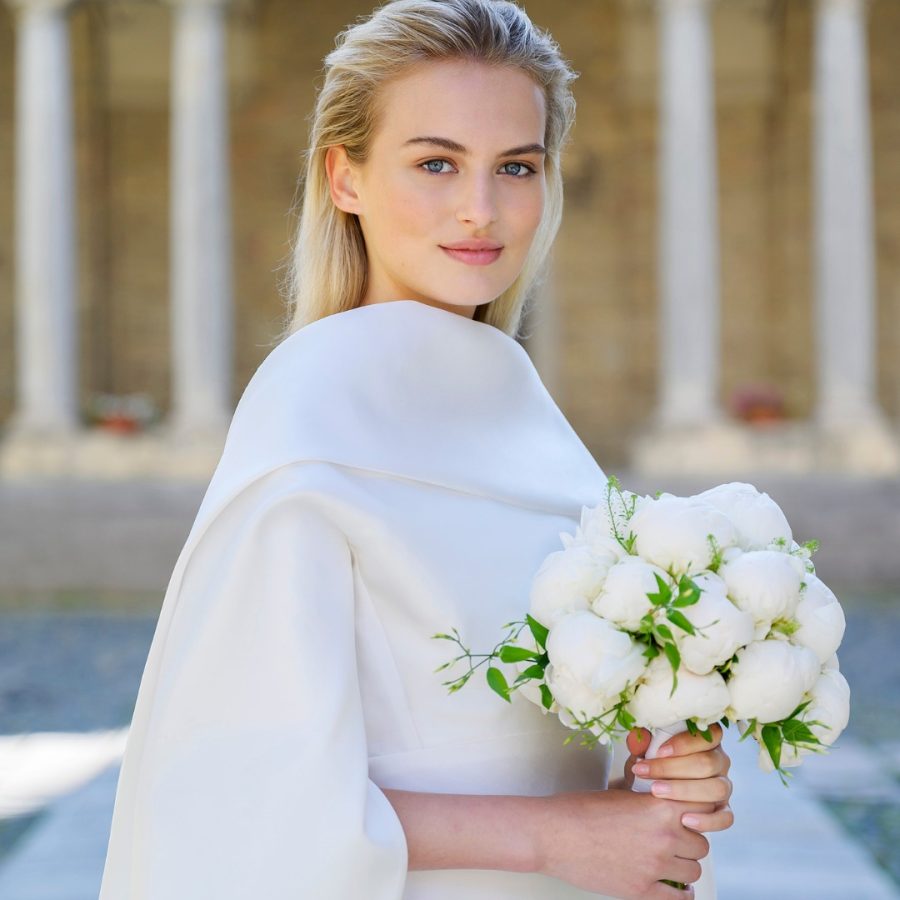 In questa foto la modella indossa un abito da sposa Peter Langner 2025