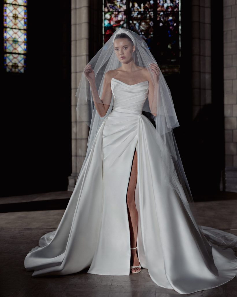 In questa foto la modella indossa un abito da sposa zuhair murad 2025