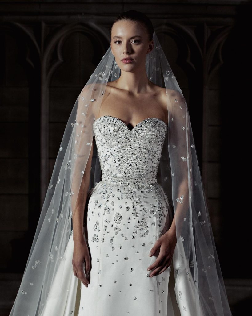 In questa foto la modella indossa un abito da sposa zuhair murad 2025 con strass