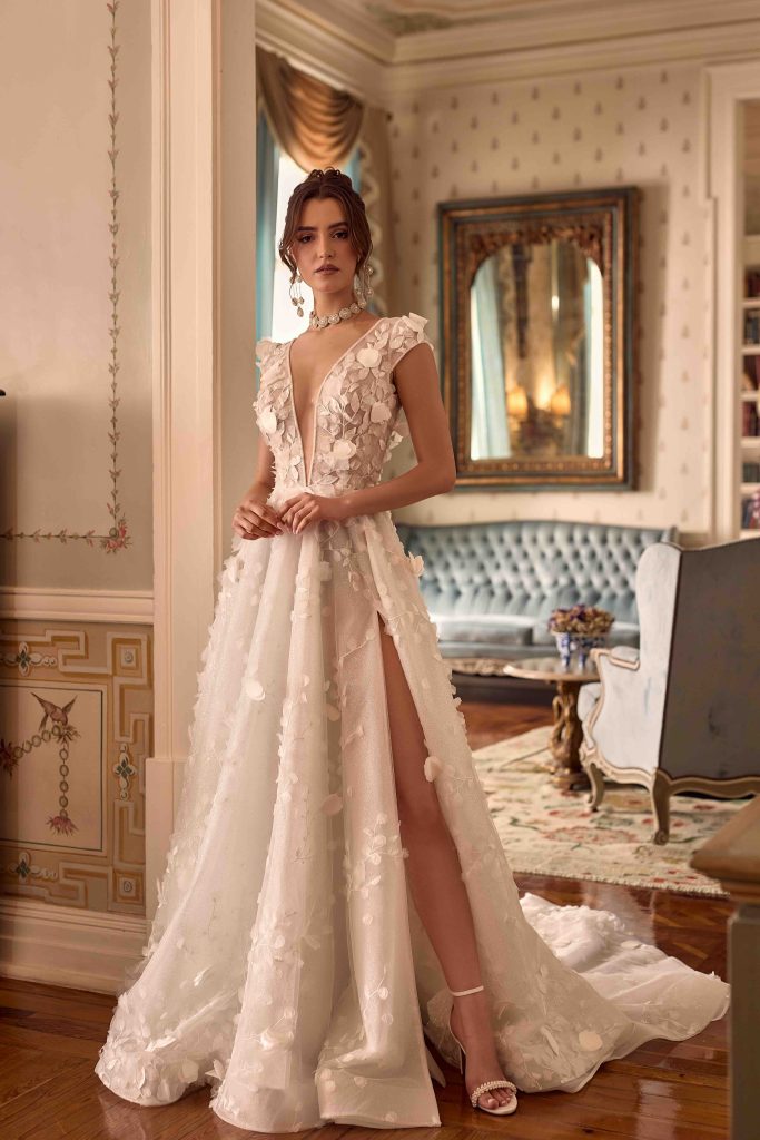 In questa immagine un abito da sposa romantico 2025 di Agnieszka Światły con fiori tridimensionali.