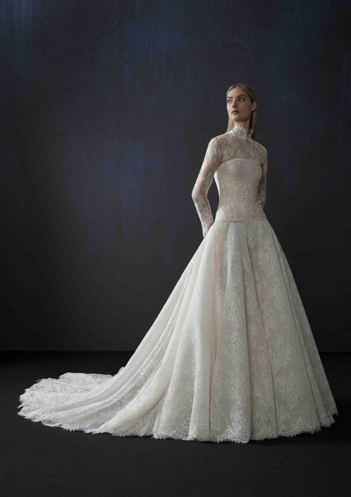 In questa immagine un abito da sposa  romantico 2025 interamente ricamato in pizzo di Pronovias. 