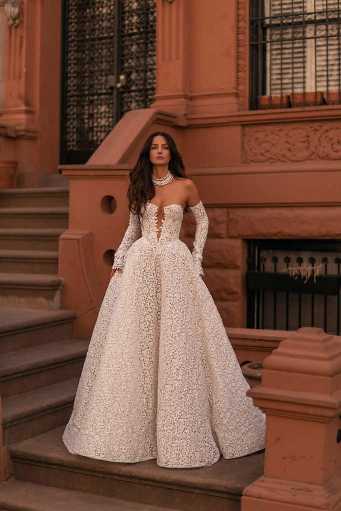 In questa immagine un abito da sposa  romantico 2025 interamente ricamato in pizzo di Berta.