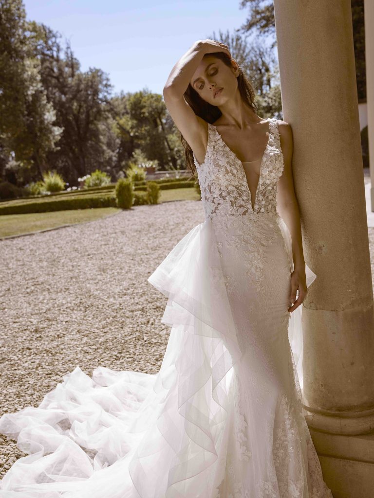 In questa immagine un abito a sirena di Capri Sposa. 