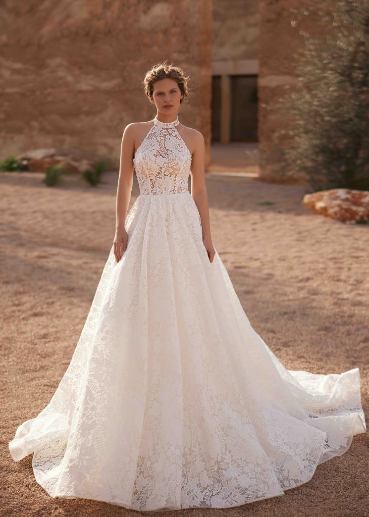 In questa immagine un abito da sposa  romantico 2025 interamente ricamato in pizzo di Elly Bride. 