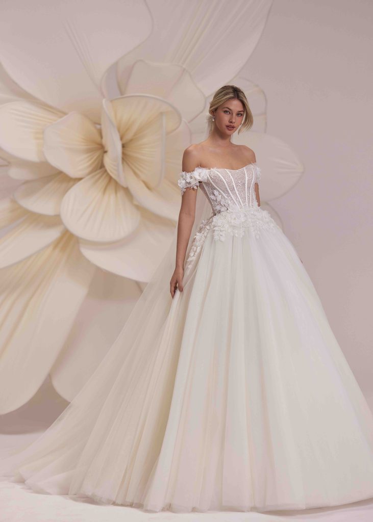 In questa immagine un abito da sposa romantico 2025 di Eva Lendel con fiori tridimensionali.